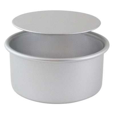 Loose bottom round aluminum cake pan with removable base, ideal for sponge cakes and even baking.