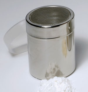 10 oz stainless steel powdered sugar shaker with mesh top, ideal for evenly dusting baked goods with sugar, cocoa, or cinnamon