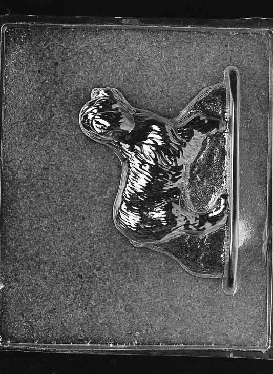 Small chocolate mold of Cocker Spaniel showing floppy ears and sitting pose. Perfect for bite-sized treats.