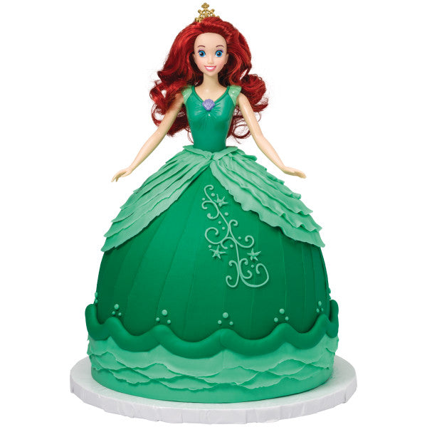 A princess-themed cake decorated with the Ariel Signature DecoSet®, featuring the doll as the centerpiece with an elegant, flowing cake dress.