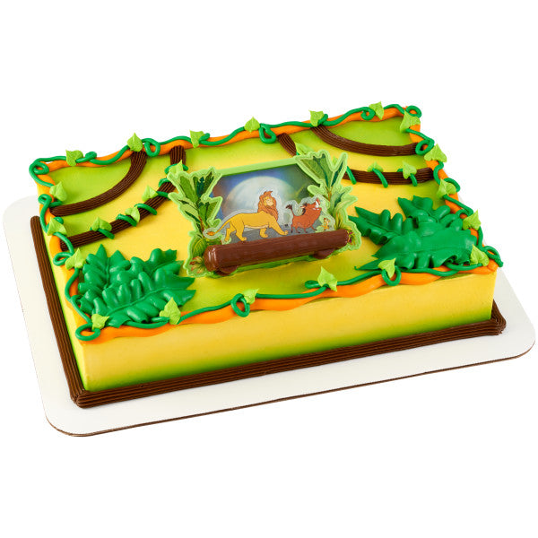 A rectangular cake decorated with The Lion King DecoSet®, featuring jungle leaves and vines.