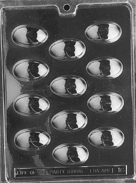 Clear mold with medium to large oval egg cavities. Smooth surface for decorating.