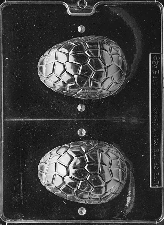 3D CRACKED EGG mold with jagged edge detail for realistic cracked shell look.