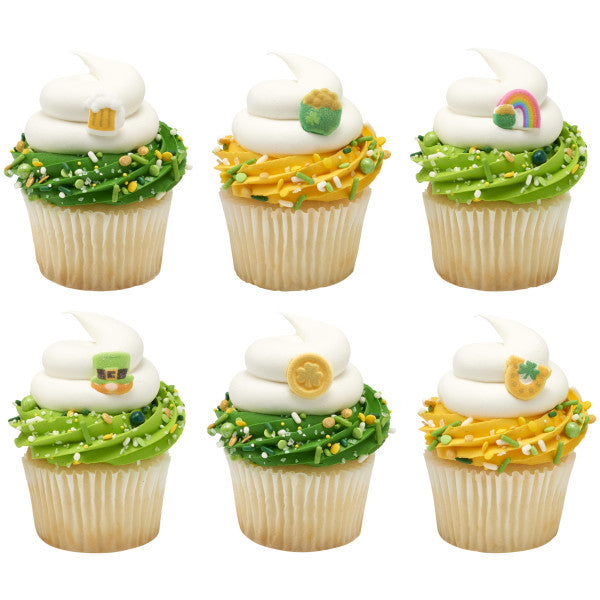 St. Patrick’s Day sugar decorations featuring rainbows, gold coins, leprechaun hats, horseshoes, beer mugs, and pots of gold, on cupcakes.