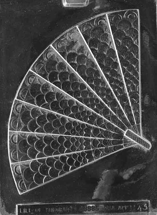 Chocolate mold M043 Large Fan with broad fan shape featuring radiating detail for oversized decorative chocolates.