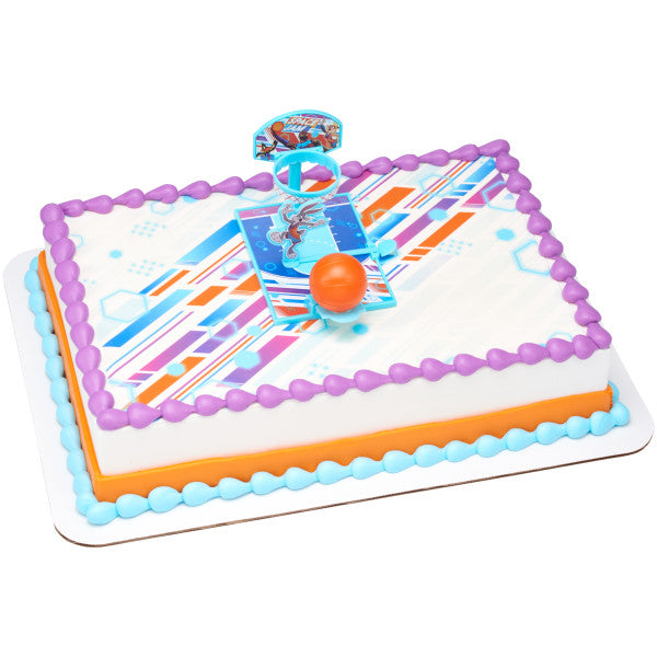 A rectangular cake decorated with the Space Jam DecoSet®, featuring a colorful court design and basketball elements.