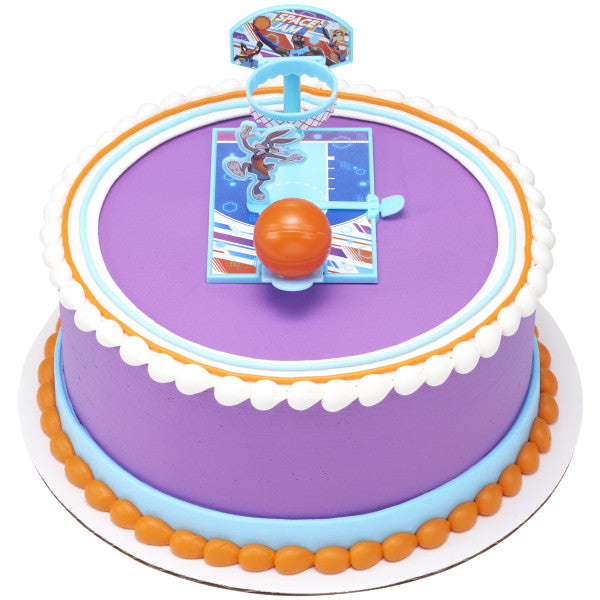 A round cake topped with the Space Jam DecoSet®, showcasing Bugs Bunny and the interactive basketball launcher.