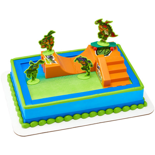 A rectangular cake decorated with the TMNT DecoSet®, showcasing a fun skate park design with all four turtles.