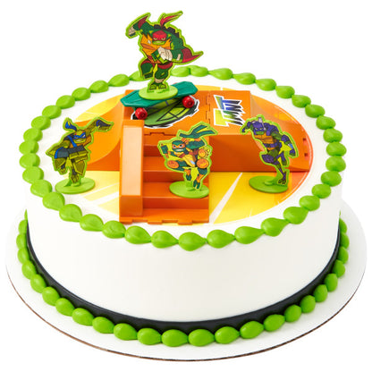 A round cake featuring the TMNT DecoSet®, highlighting a dynamic action scene with the turtles skating and battling.