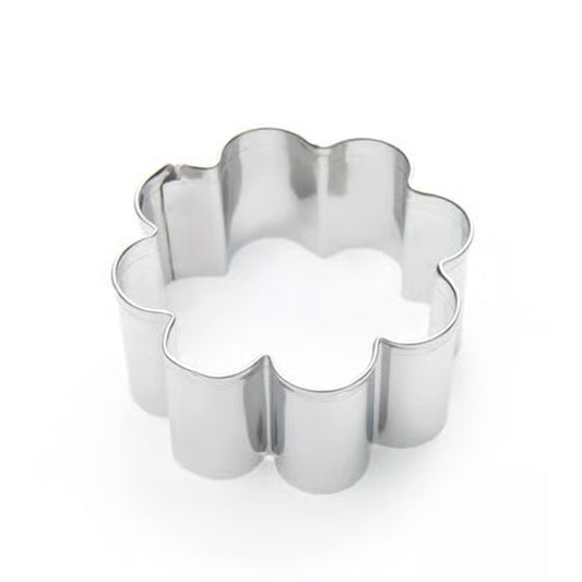 Daisy-shaped cookie cutter made of tinplated steel, featuring a scalloped floral edge for precise cookie cutting.